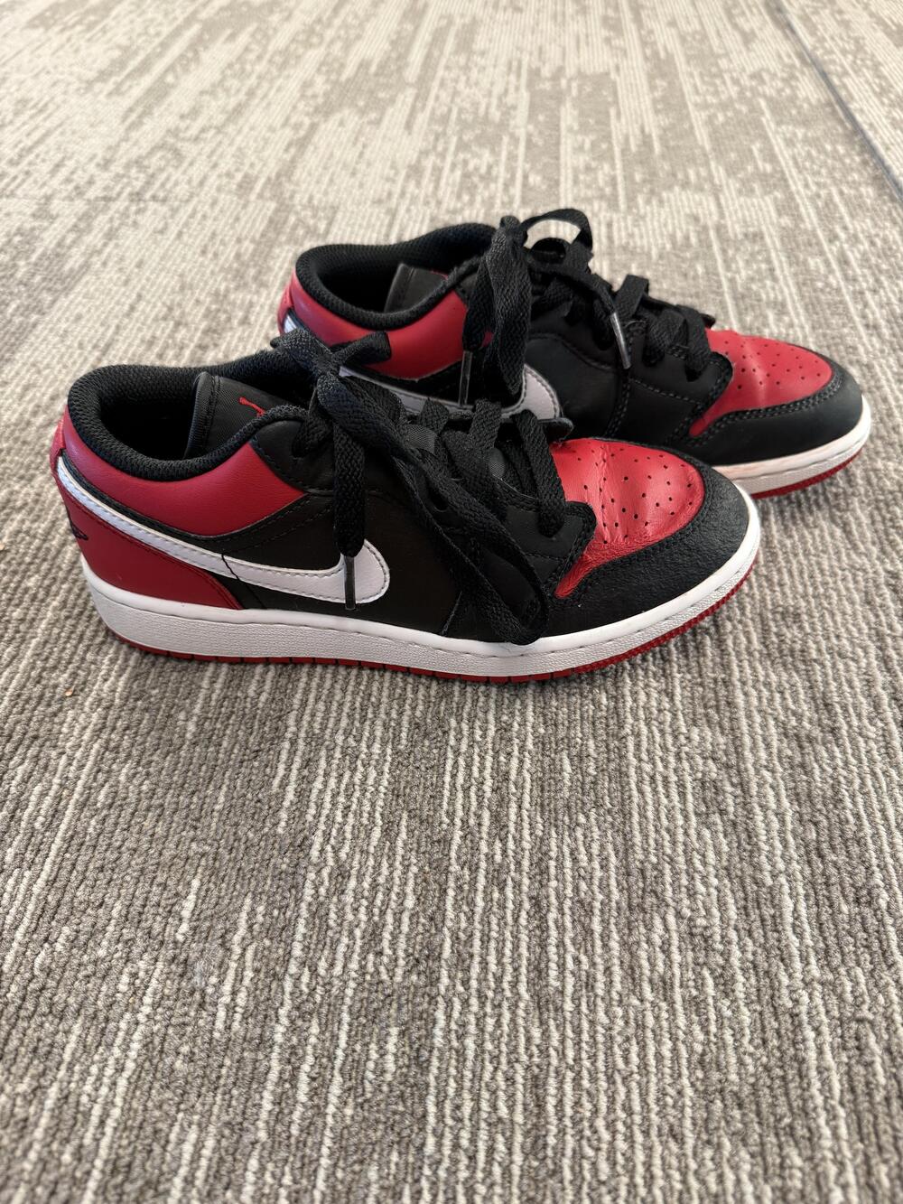 Nike Air Jordan 1 Low Shoes Youth Size 4Y Black White Red Bred Toe GS 553560-066